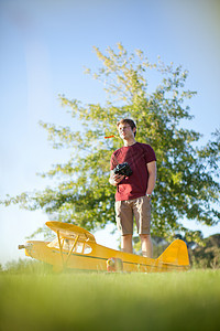 在公园玩玩具飞机的人图片