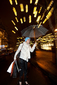 在城市街道伞下的妇女图片