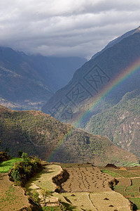 横越山谷的彩虹图片