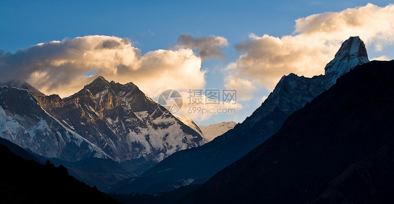 蓝天白云下的雪山山脉图片