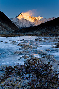 冰冻的山谷河流和远处的雪山图片