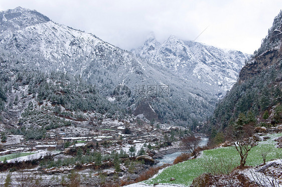 雪山峡谷景观图片