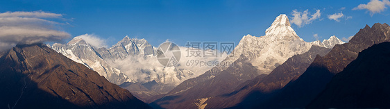 雪山和峡谷图片