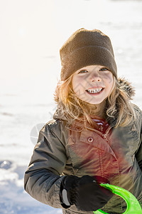 微笑的女孩在雪中玩图片