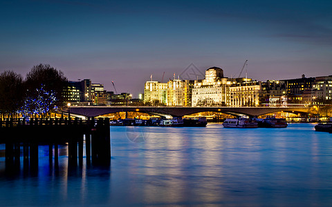 夜晚伦敦的泰晤士河图片
