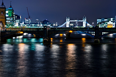 黑夜中的伦敦大桥图片