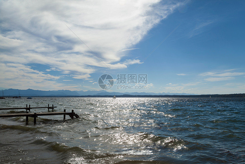 海滩边的木制码头图片