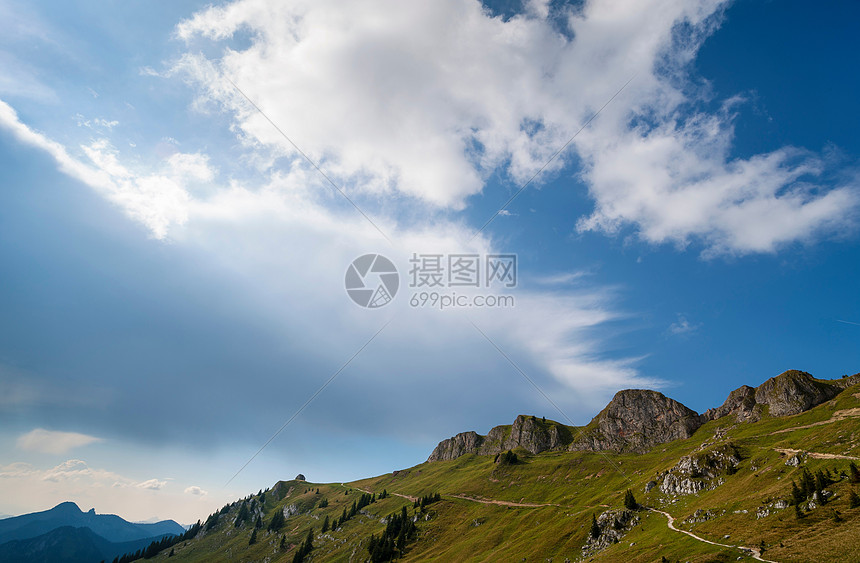 岩石山脉和天空图片