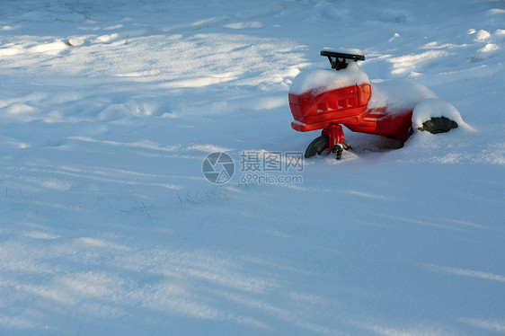 玩具车被雪覆盖图片