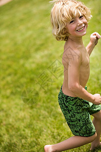 微笑的男孩在后院玩耍图片