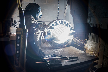 在铸造厂用电弧焊机切割金属的工人图片素材