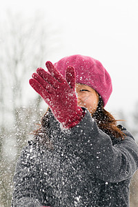 在雪中玩雪的女人图片