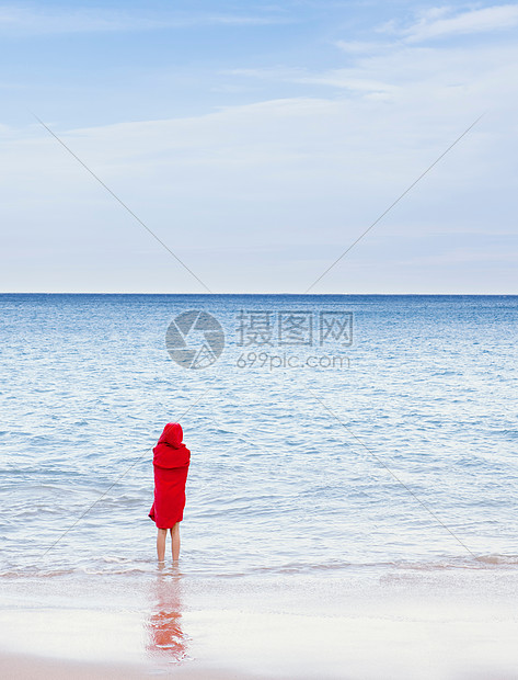 女孩站在海边的浪中图片