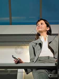 站在阳台上的女商人图片