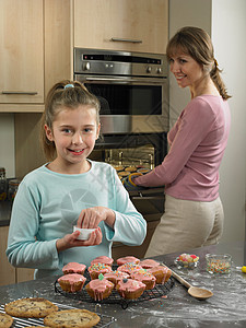 母亲和女儿一起烘焙图片