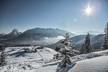 雪地中的小屋图片