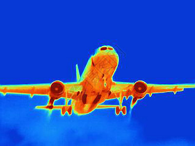 飞机在天空中的热图像图片