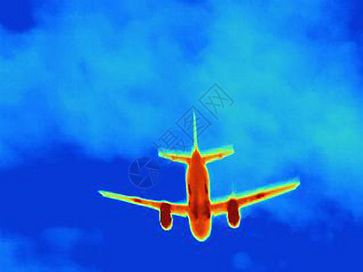 飞机在天空中的热图像图片