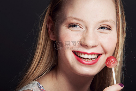 吃棒棒糖的微笑女人图片