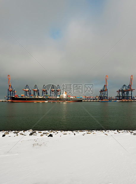 在雪河上漂浮的海口图片