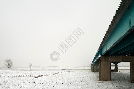 雪地风景中的高速公路桥背景图片