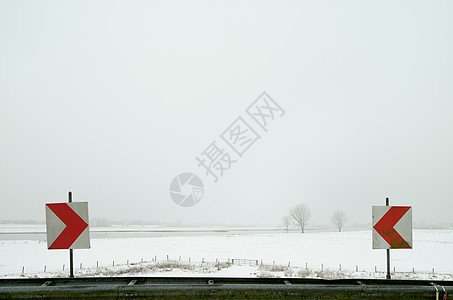 雪农村地貌的道路标志图片