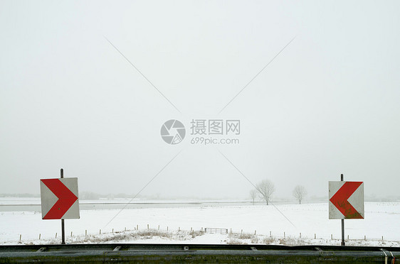 雪农村地貌的道路标志图片