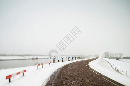 雪地带的农村道路背景图片