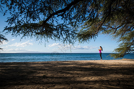 女人在沙滩上做瑜伽图片