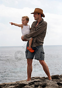 父亲和儿子俯视海洋图片