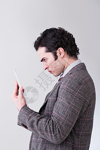 男人盯着数字平板电脑看图片