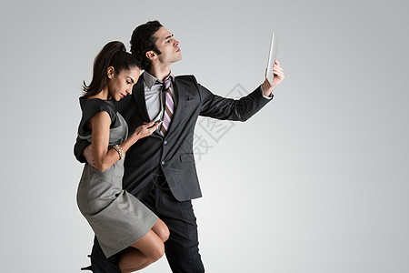 男人用数字平板电脑女人用手机图片
