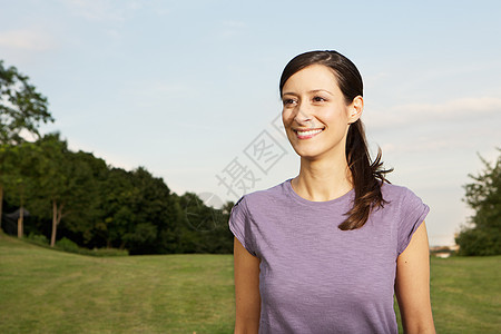 草地上微笑的妇女图片
