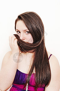 手机遮住脸少女用头发遮住脸背景