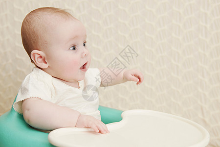 坐在餐椅上的女孩婴儿图片