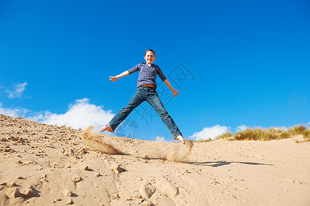 少女在沙滩上跳跃图片