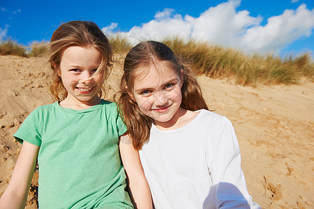 海滩上两个女孩肖像图片
