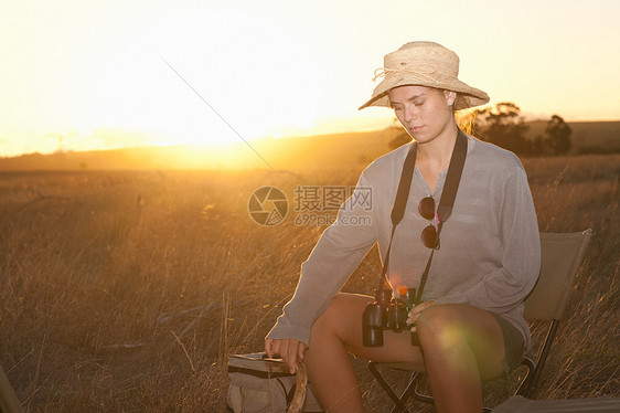 坐在沙滩椅上的年轻妇女图片