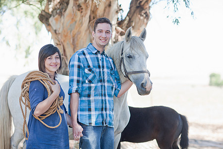 手牵着马的年轻夫妇图片