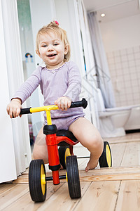 女孩骑着三轮车图片