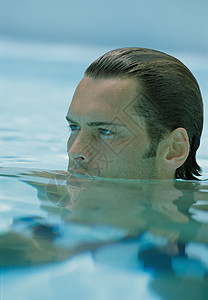 游泳的男人背景图片