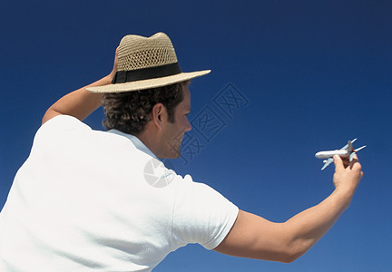 男子在玩玩具飞机图片
