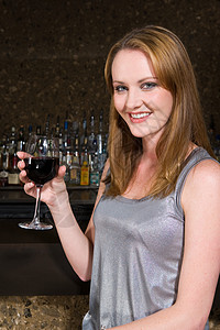 女人在酒吧喝酒图片