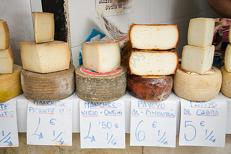市场摊位上的奶酪图片