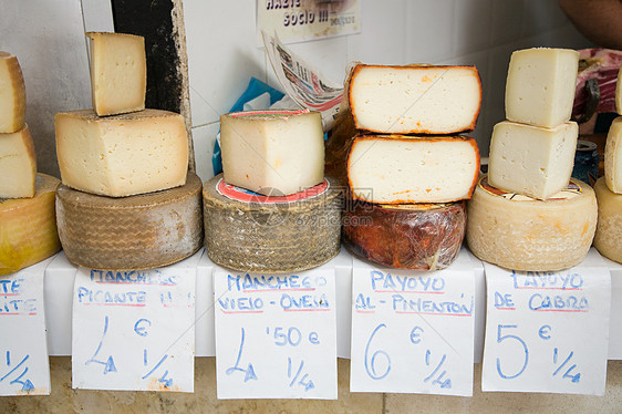 市场摊位上的奶酪图片