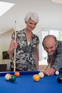 老年情侣打桌球背景图片