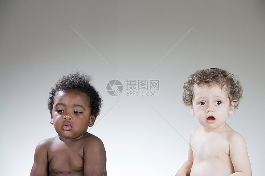 黑人和白人小男孩图片