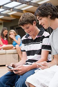 少年男孩听音乐和玩电子游戏图片