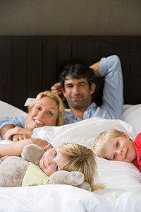 一家人一起躺在床上图片
