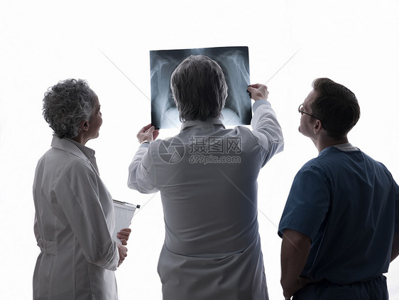 医生在检查X光图片